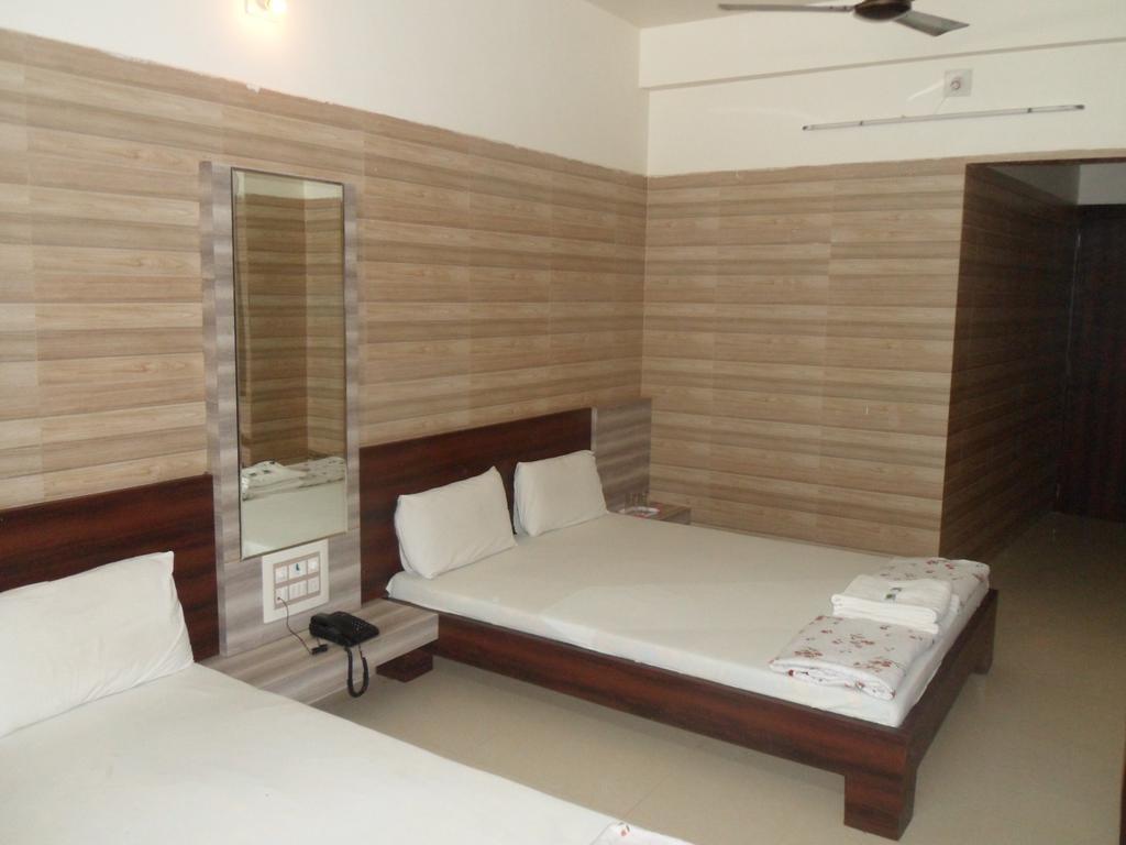 Hotel Madhusudan Dwārka 객실 사진